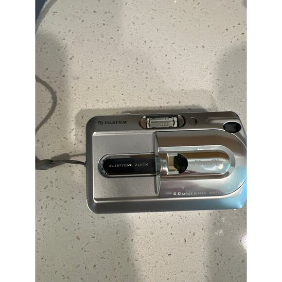 Lot of 4 digital cameras Kodak Easy Share Canon Power Shot Nikon Fuji - Picture 2 of 5